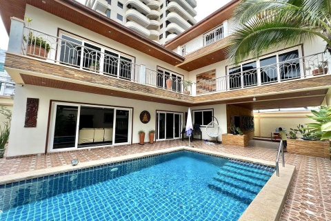House in Pattaya, Thailand 4 bedrooms № 133614 - photo 2