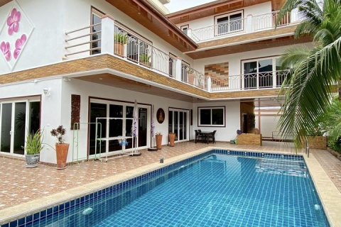 House in Pattaya, Thailand 4 bedrooms № 133614 - photo 4