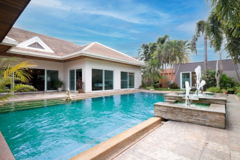 House in Chon Buri, Thailand 4 bedrooms № 133612 - photo 1
