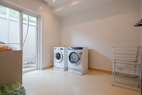 House in Chon Buri, Thailand 4 bedrooms № 133612 - photo 28