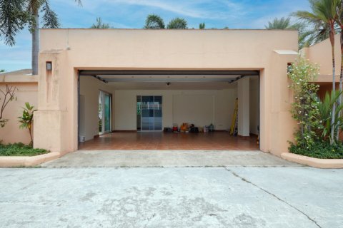 House in Chon Buri, Thailand 4 bedrooms № 133612 - photo 6