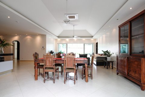 House in Chon Buri, Thailand 4 bedrooms № 133612 - photo 11