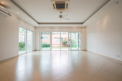 House in Chon Buri, Thailand 4 bedrooms № 133612 - photo 24