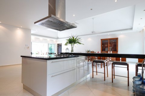 House in Chon Buri, Thailand 4 bedrooms № 133612 - photo 15