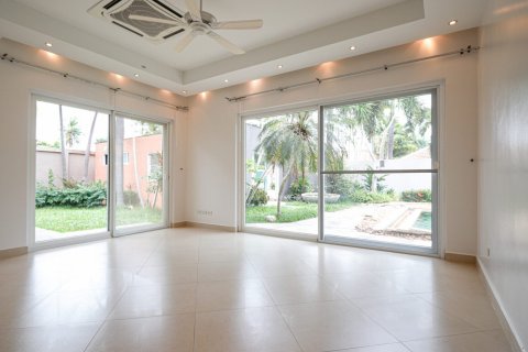 House in Chon Buri, Thailand 4 bedrooms № 133612 - photo 20