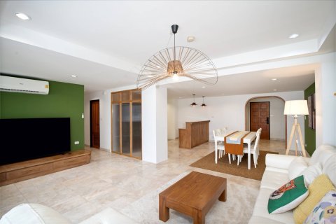 Condo in Bangkok, Thailand, 3 bedrooms № 209669