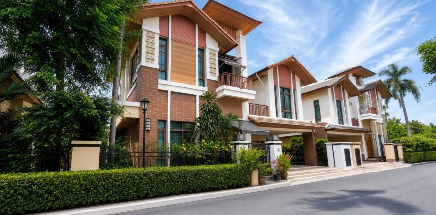 House in Bangkok, Thailand 4 bedrooms № 209672