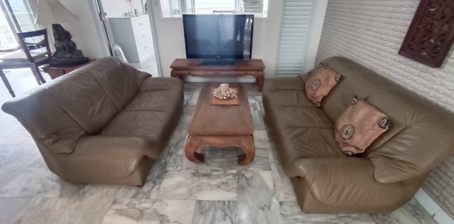 Condo in Pattaya, Thailand, 2 bedrooms  № 147449