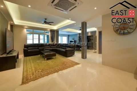 Casa de 5 dormitorios en Pattaya, Tailandia № 212728 - foto 9