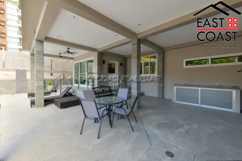 Casa de 5 dormitorios en Pattaya, Tailandia № 212727 - foto 3