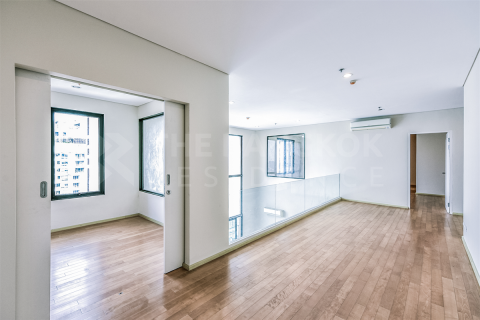 Condo in Bangkok, Thailand, 4 bedrooms № 185122 - photo 2