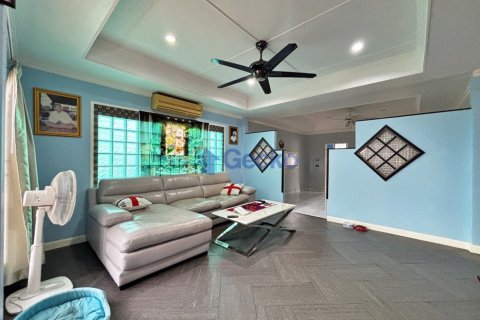 House in Pattaya, Thailand 3 bedrooms № 195857 - photo 30