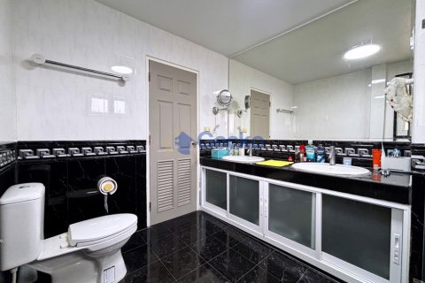 House in Pattaya, Thailand 3 bedrooms № 195857 - photo 23