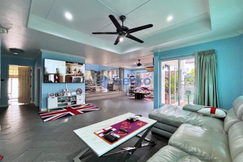 House in Pattaya, Thailand 3 bedrooms № 195857 - photo 11