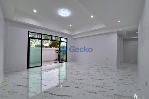 House in Pattaya, Thailand 3 bedrooms № 195861 - photo 12