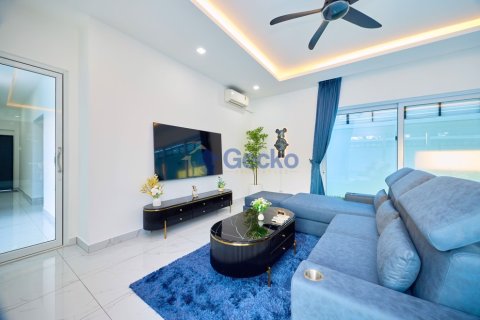 House in Pattaya, Thailand 3 bedrooms № 195858 - photo 4