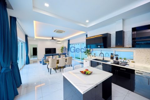 House in Pattaya, Thailand 3 bedrooms № 195858 - photo 10