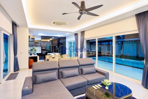 House in Pattaya, Thailand 3 bedrooms № 195858 - photo 14