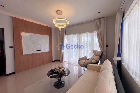 House in Pattaya, Thailand 5 bedrooms № 195855 - photo 4