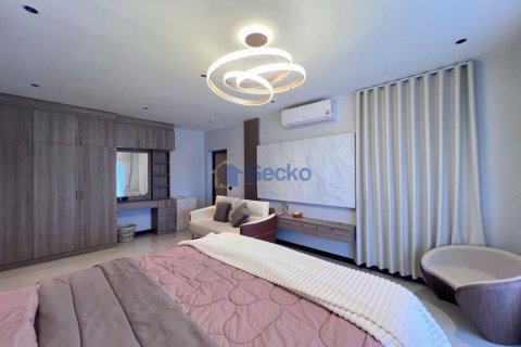 House in Pattaya, Thailand 5 bedrooms № 195855 - photo 12
