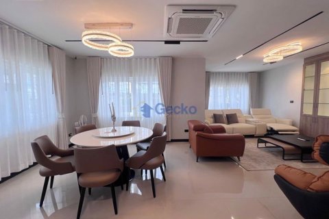 House in Pattaya, Thailand 5 bedrooms № 195855 - photo 8