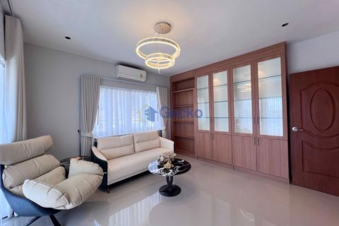 House in Pattaya, Thailand 5 bedrooms № 195855 - photo 10