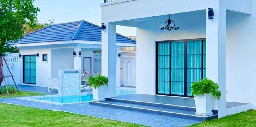 House in Pattaya, Thailand 5 bedrooms № 156373