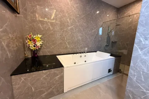 Casa de 4 dormitorios en Pattaya, Tailandia № 212220 - foto 30