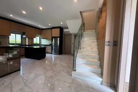 Casa de 4 dormitorios en Pattaya, Tailandia № 212220 - foto 17