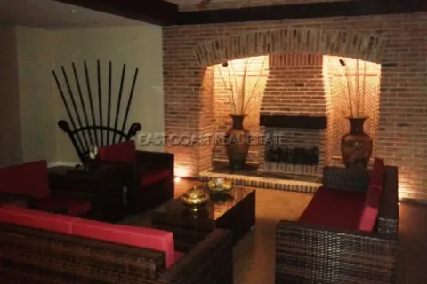 Casa de 5 dormitorios en Pattaya, Tailandia № 213974 - foto 17