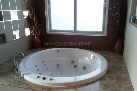 Casa de 5 dormitorios en Pattaya, Tailandia № 213974 - foto 11
