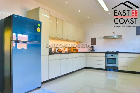 Casa de 4 dormitorios en Pattaya, Tailandia № 213741 - foto 7