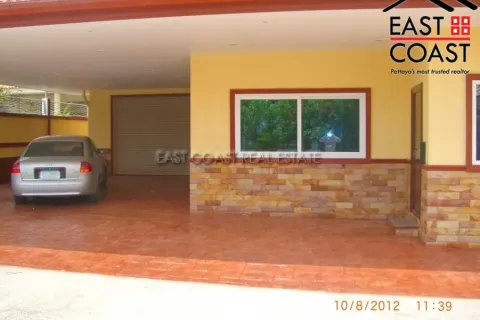 Casa de 4 dormitorios en Pattaya, Tailandia № 213741 - foto 3