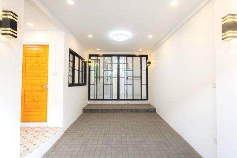 Таунхаус в Буенг Куме, Бангкок, Таиланд с 3 спальнями № 167528 - фото 2