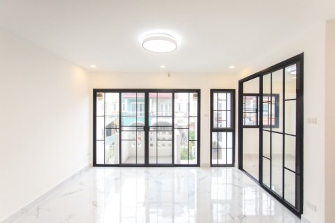 Таунхаус в Буенг Куме, Бангкок, Таиланд с 3 спальнями № 167528 - фото 17