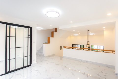 Таунхаус в Буенг Куме, Бангкок, Таиланд с 3 спальнями № 167528 - фото 18