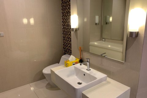 Condo à Khlong Toei, Bangkok, Thaïlande, 2 chambres  № 153022 - photo 12