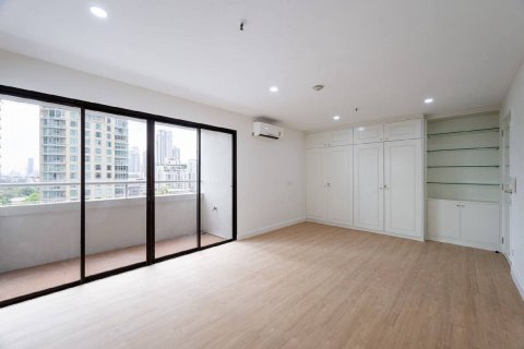 Condo in Bangkok, Thailand, 3 bedrooms  № 180536 - photo 12