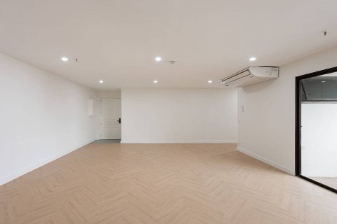 Condo in Bangkok, Thailand, 3 bedrooms  № 180536 - photo 9