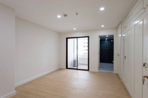 Condo in Bangkok, Thailand, 3 bedrooms  № 180536 - photo 20