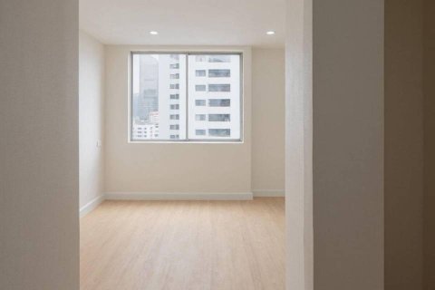 Condo in Bangkok, Thailand, 3 bedrooms  № 180536 - photo 18