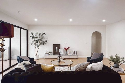 Condo in Bangkok, Thailand, 3 bedrooms  № 180536 - photo 2