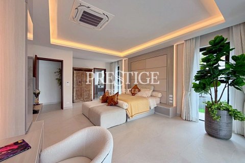 House in Pattaya, Thailand 5 bedrooms № 197568 - photo 13