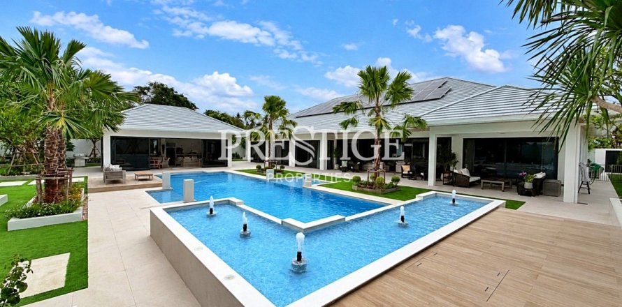House in Pattaya, Thailand 5 bedrooms № 197568