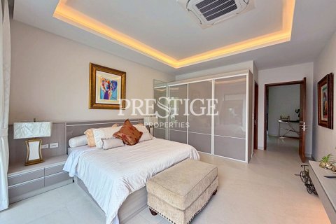 House in Pattaya, Thailand 5 bedrooms № 197568 - photo 19