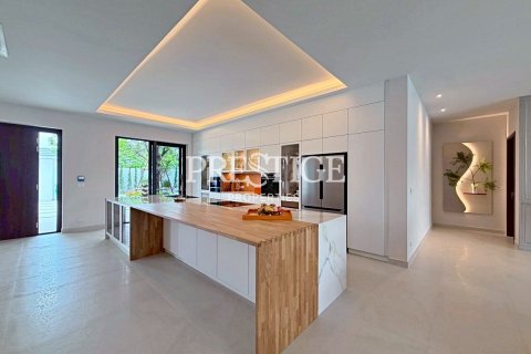 House in Pattaya, Thailand 5 bedrooms № 197568 - photo 10