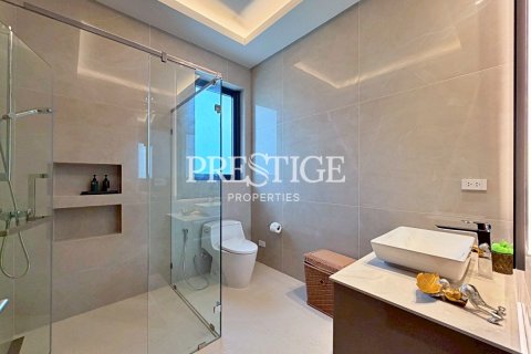 House in Pattaya, Thailand 5 bedrooms № 197568 - photo 24