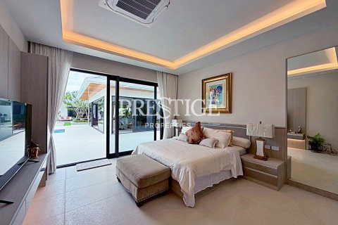 House in Pattaya, Thailand 5 bedrooms № 197568 - photo 18