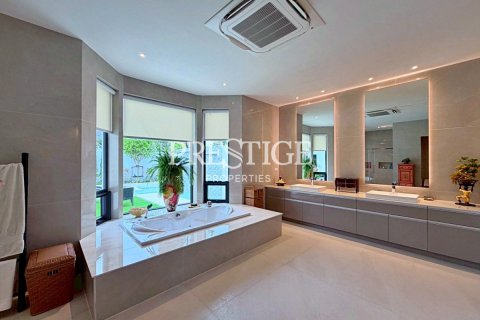 House in Pattaya, Thailand 5 bedrooms № 197568 - photo 16