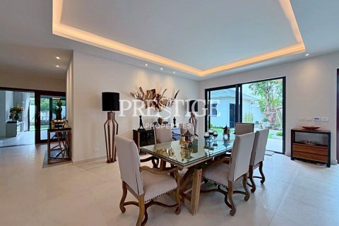 House in Pattaya, Thailand 5 bedrooms № 197568 - photo 8